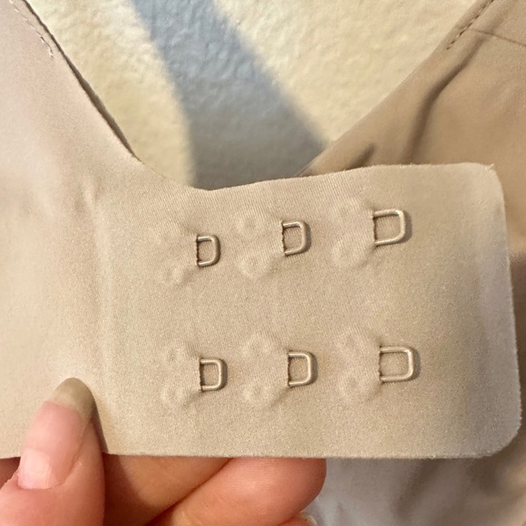 Lululemon Like Nothing Bra
Barely Beige 32DD Seamless Nude $68 Ultralu t shirt - Picture 7 of 8